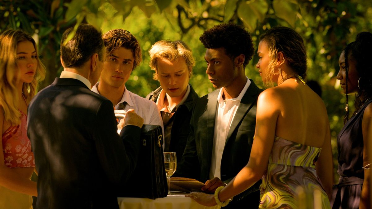 Madelyn Cline as Sarah Cameron, David Jensen as Genrette, Chase Stokes as John B, Rudy Pankow as JJ, Jonathan Daviss as Pope, Madison Bailey as Kiara, Carlacia Grant as Cleo in episode 401 of Outer Banks