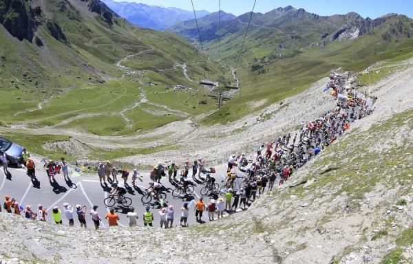 Sky snake their way up the Col du Tourmalet