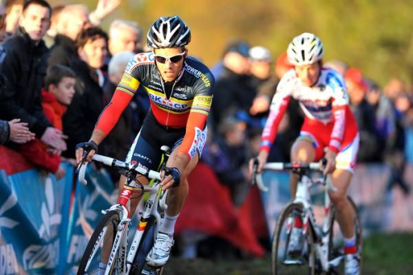 Niels Albert tries to reach Nys