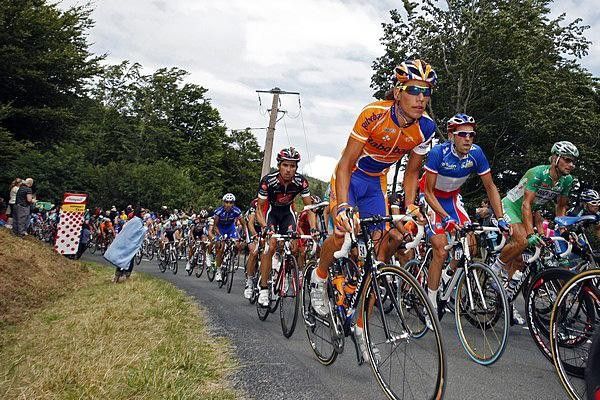 Thomas Dekker (Rabobank) and Christophe Moreau (Ag2r Pr&eacute;voyance) in the French Champ jersey before the final KOM of the day.