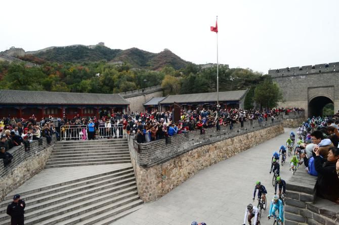 Peloton passing through the great wall