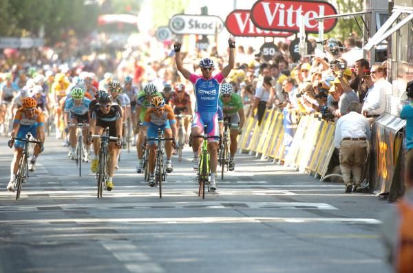 Alessandro Petacchi (Lampre-Farnese Vini) finds another way of showing that this is win number two of the Tour for him