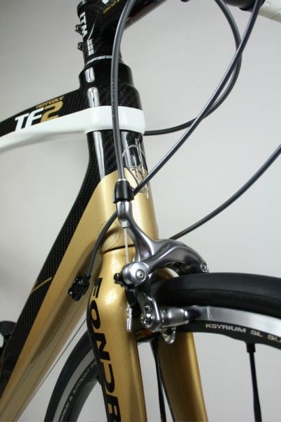The top tube wraps around the head tube to provide more reinforcement against flex