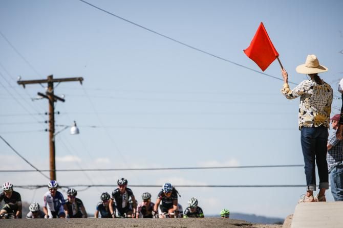 The women&rsquo;s field on the climb.