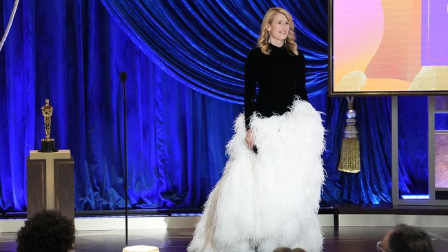 Laura Dern on stage during the 2021 Oscars.