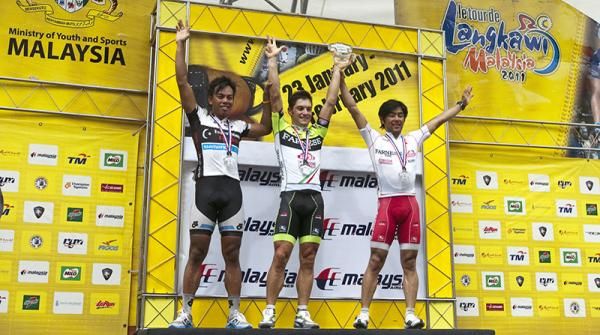 Stage six podium (l-r): Anuar Manan (2nd,Terengganu ProAsia Cycling), Andrea Guardini (1st,Farnese Vini/Neri Sottoli), and Takashi Miyazawa (3rd,Farnese Vini/Neri Sottoli).