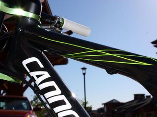 Additional housing guides on the top tube are on hand in case a remote is added for the rear shock.