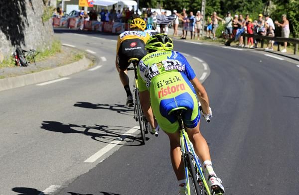 Vincenzo Nibali (Liquigas-Cannondale) follows Sky teammates Bradley Wiggins and Chris Froome on the descent to the finish line.