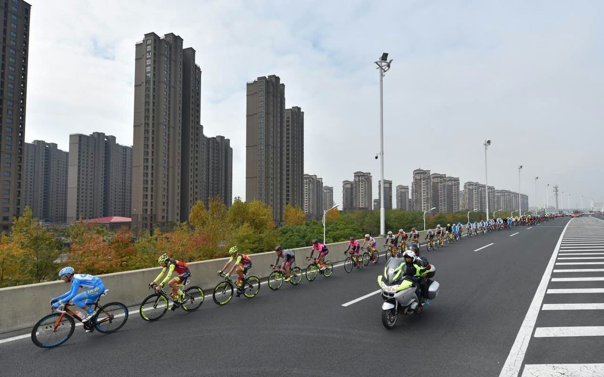 The peloton lines out