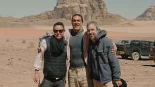 Greig Fraser, Jason Momoa och Denis Villeneuve står tillsammans ute i öknen under inspelningen av Dune.