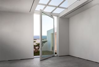 Pivoting glass door by Oikos