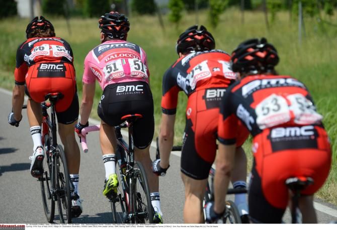 Cadel Evans (BMC) protected by his teammates