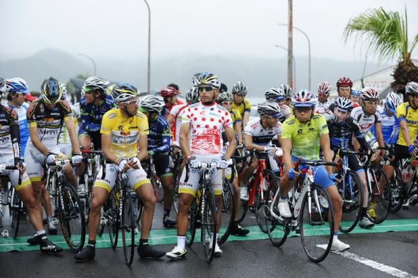Riders were awaiting the start of the final stage under dark skies.