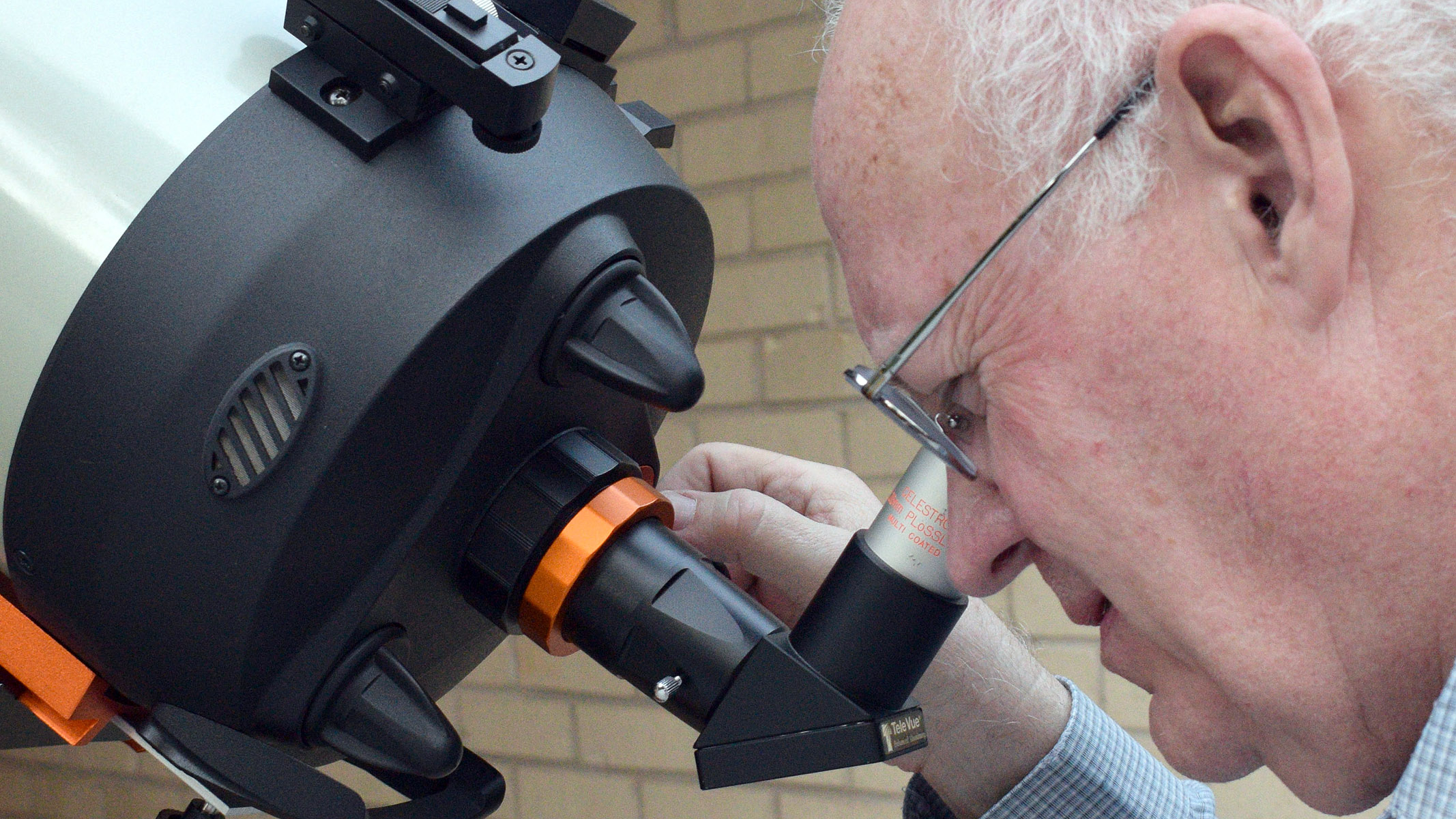 Autorius žiūri pro okuliarą į teleskopinį celestroną