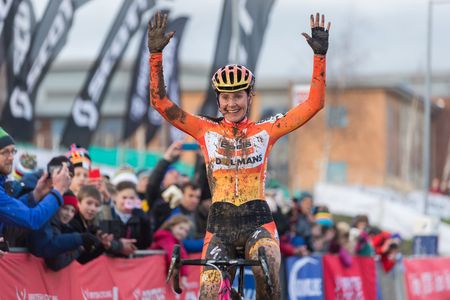 Nikki Harris (Boels Dolmans CT) celebrates victory at the 2016 British National Cyclo-cross Championships.