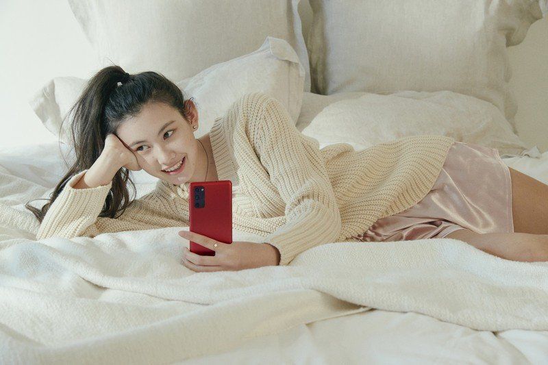 Galaxy S20 FE lifestyle photo