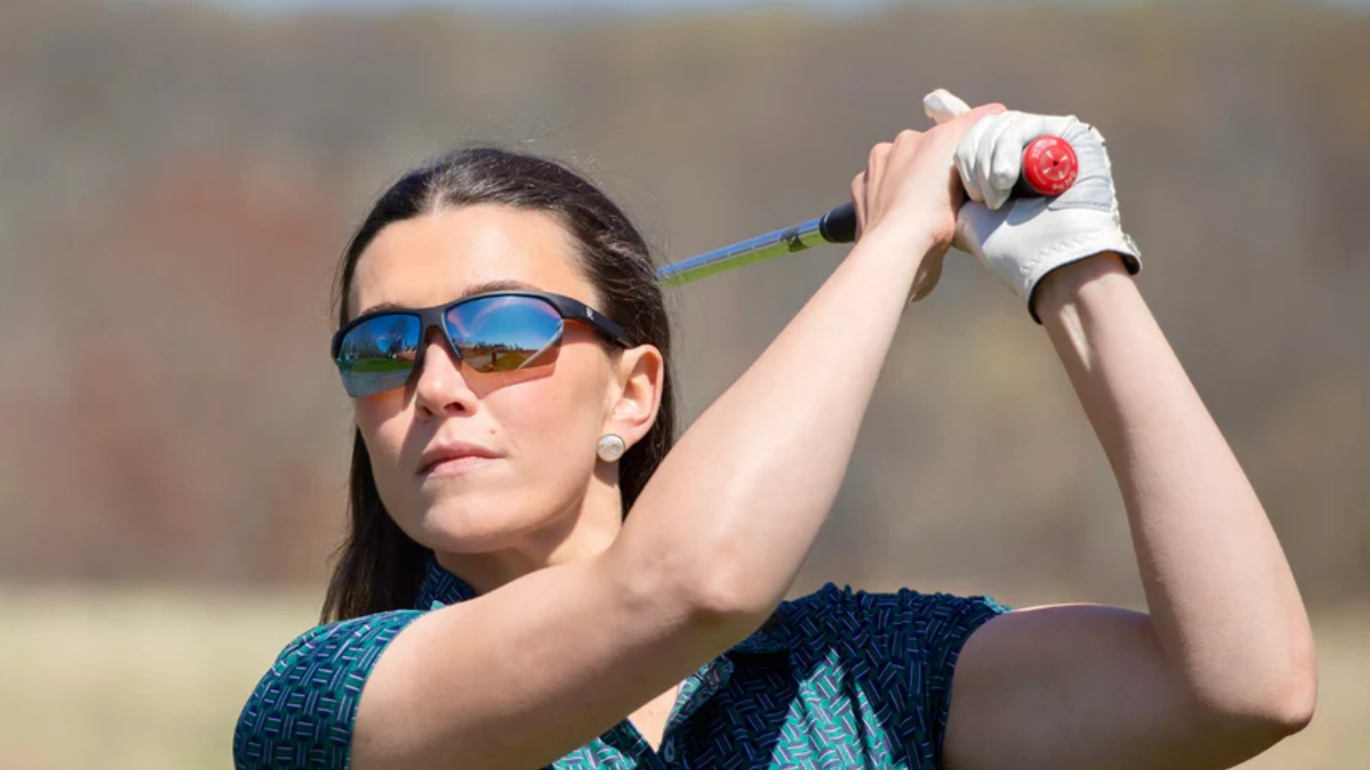woman playing golf