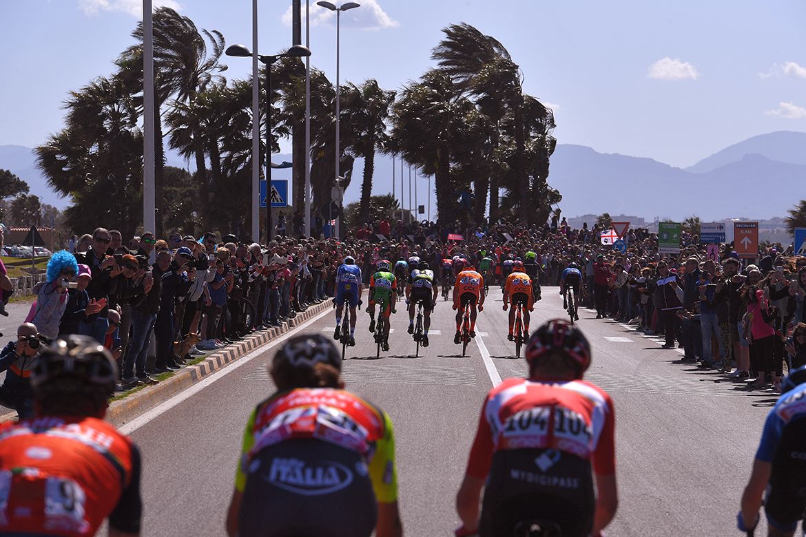 Crosswinds made it hard to close gaps on the Giro d'Italia's third stage.
