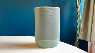 Sonos Move 2 valkoisella pöydällä