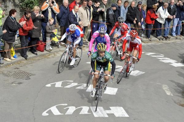 The breakaway heads up the Mur de Huy the first time.