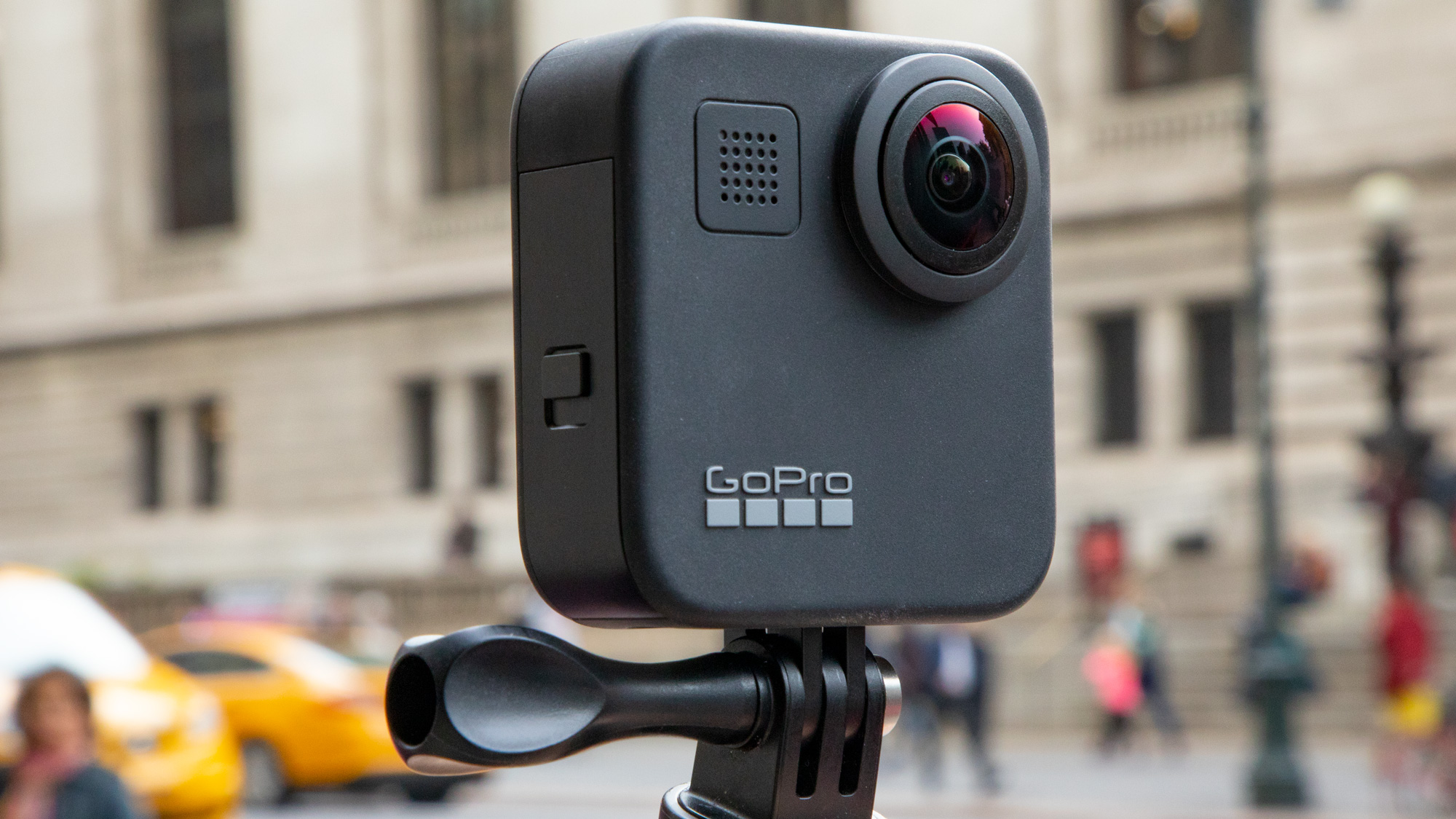 La GoPro Max, una de las mejores cámaras de acción, montada sobre un trípode en una calle muy transitada