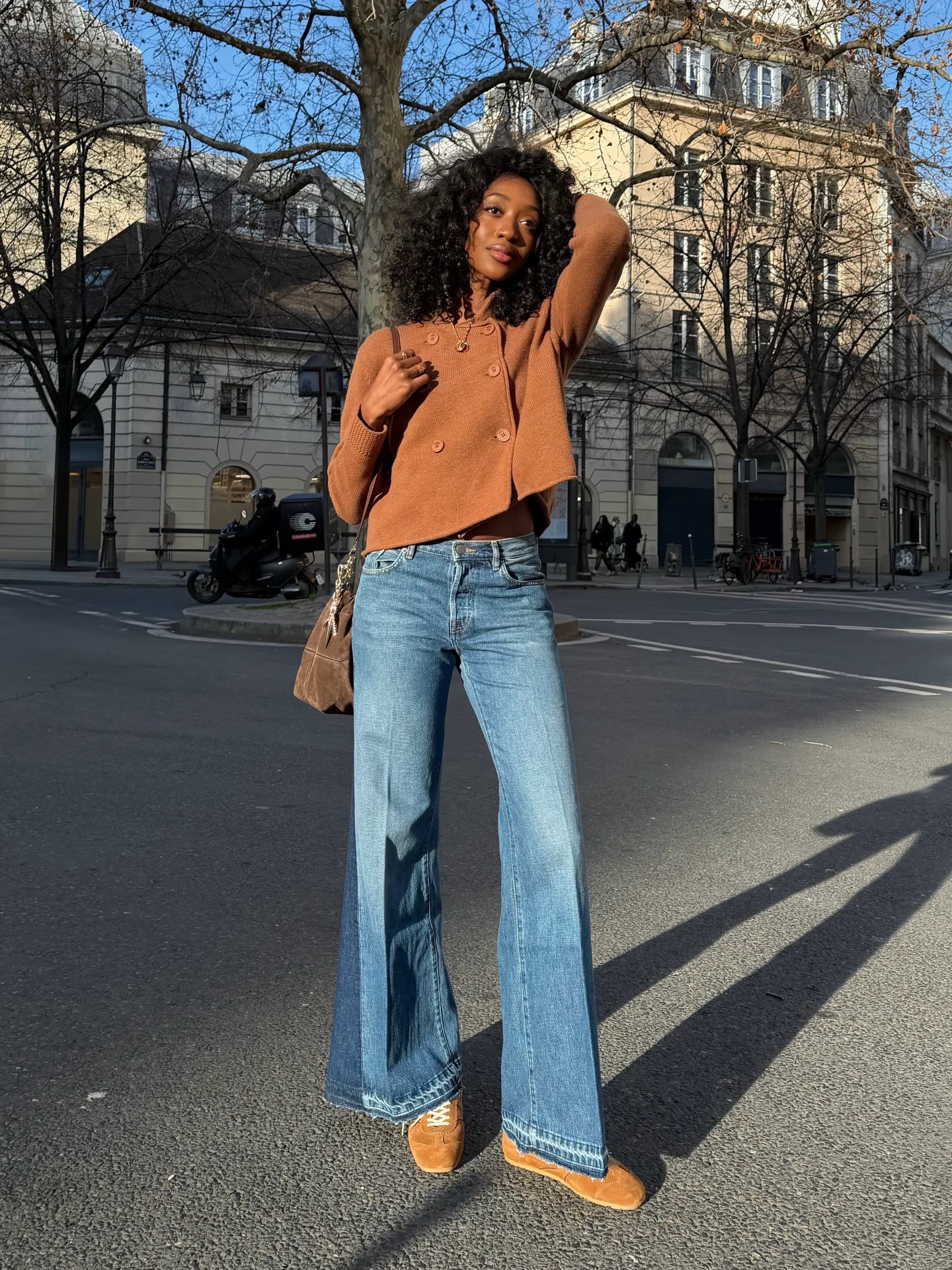 Influencer wearing a sneaker outfit in Paris