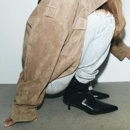 model in black zara boots