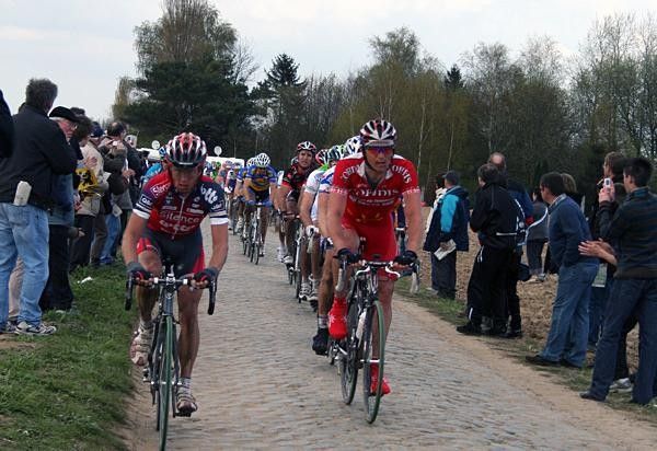 Frank Hoj (Cofidis) leads the large peloton across the Carrefour de l'Arbre as Wim Vansevenant (Silence-Lotto) takes the smoother line on the dirt.