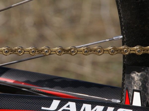 Jamis shaves a few more grams by virtue of the surprisingly capable KMC X10SL chain.