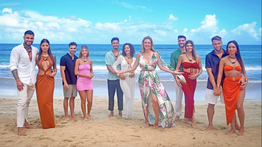 Temptation Island Spain contestants on a beach 