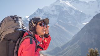 女人在尼泊尔徒步旅行山脉