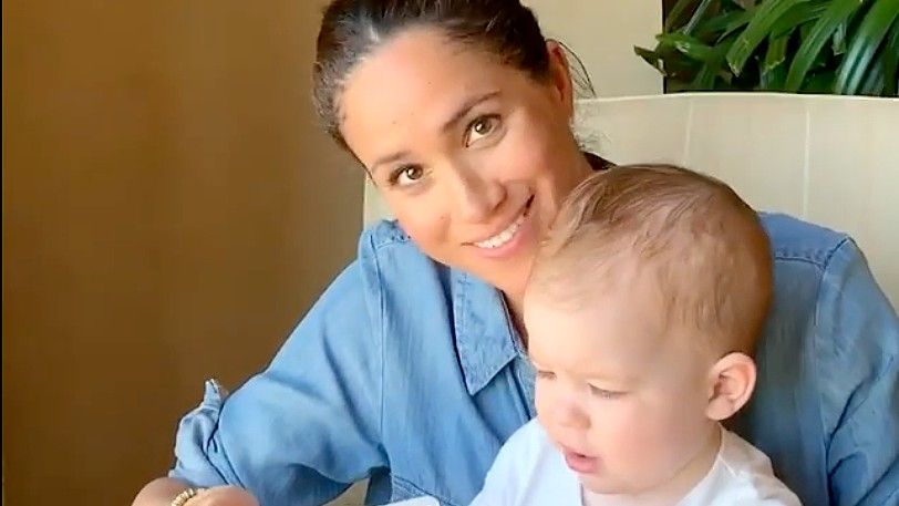 Meghan Markle reads to son Archie.