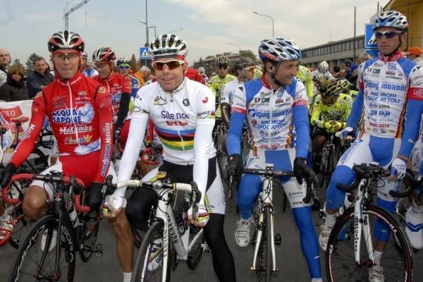 World Champion Cadel Evans (Silence-Lotto) lines up for the start of Giro del Piemonte