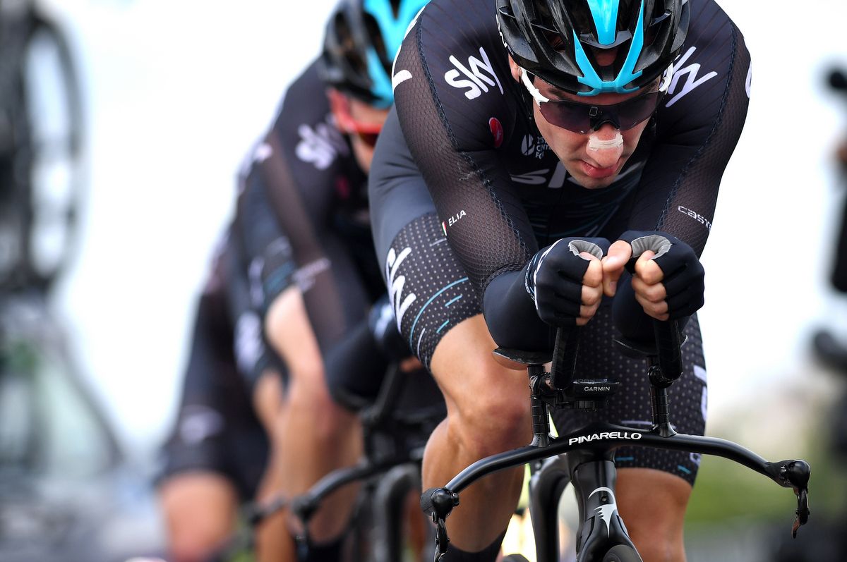 Elia Viviani leading Team Sky