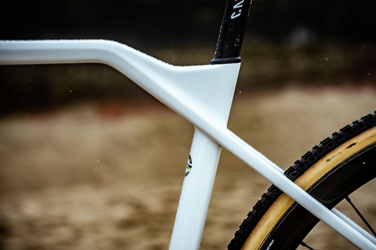 Ceylin del Carmen Alvarado's Canyon Inflite CF SLX cyclo cross bike
