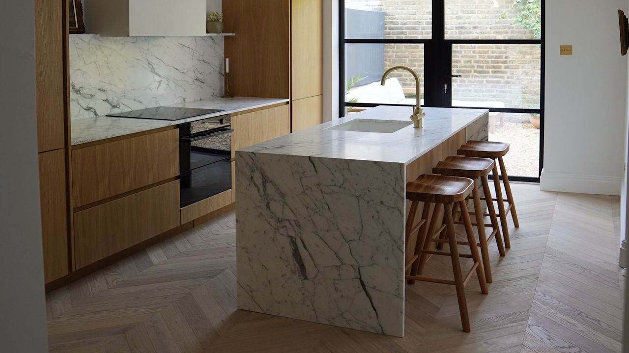 breakfast bar with bar stools and marble worktop