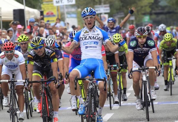 Sacha Modolo (Colnago-CSF) takes victory.