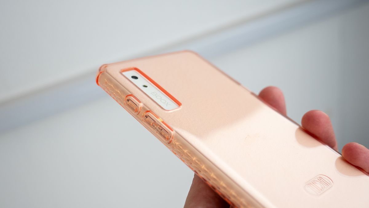 The pink Tudia SKN case for the Onyx Boox Palma e-reader