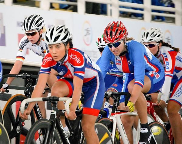 Action in heat 2 of the women's omnium qualifier.
