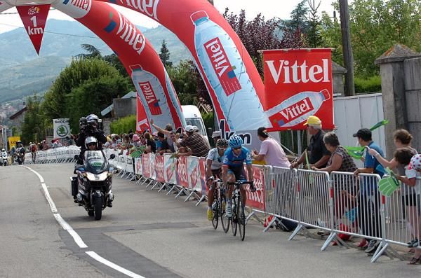 David Millar (Garmin-Sharp) and Jean-Christophe Peraud (AG2R La Mondiale) have dropped their three breakaway companions in the finale and head into the final kilometre.