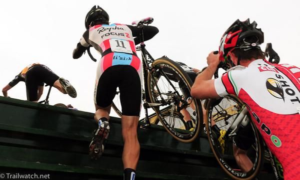 Chris Jones (Rapha-Focus) and Troy Wells (Clif Bar) running the steps