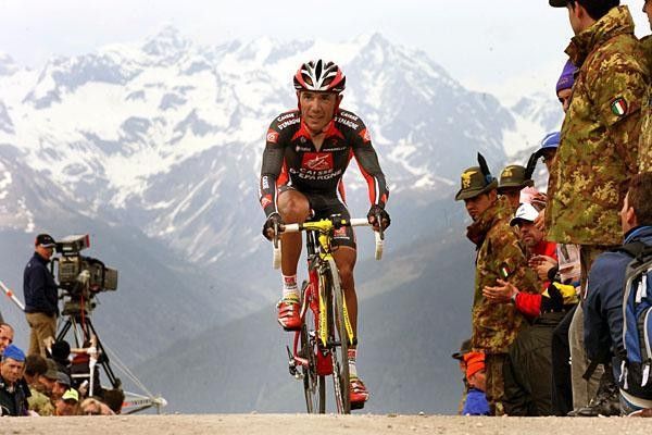 Joaquin Rodriguez (Caisse d'Epargne) lost almost four minutes on the tough grind up.