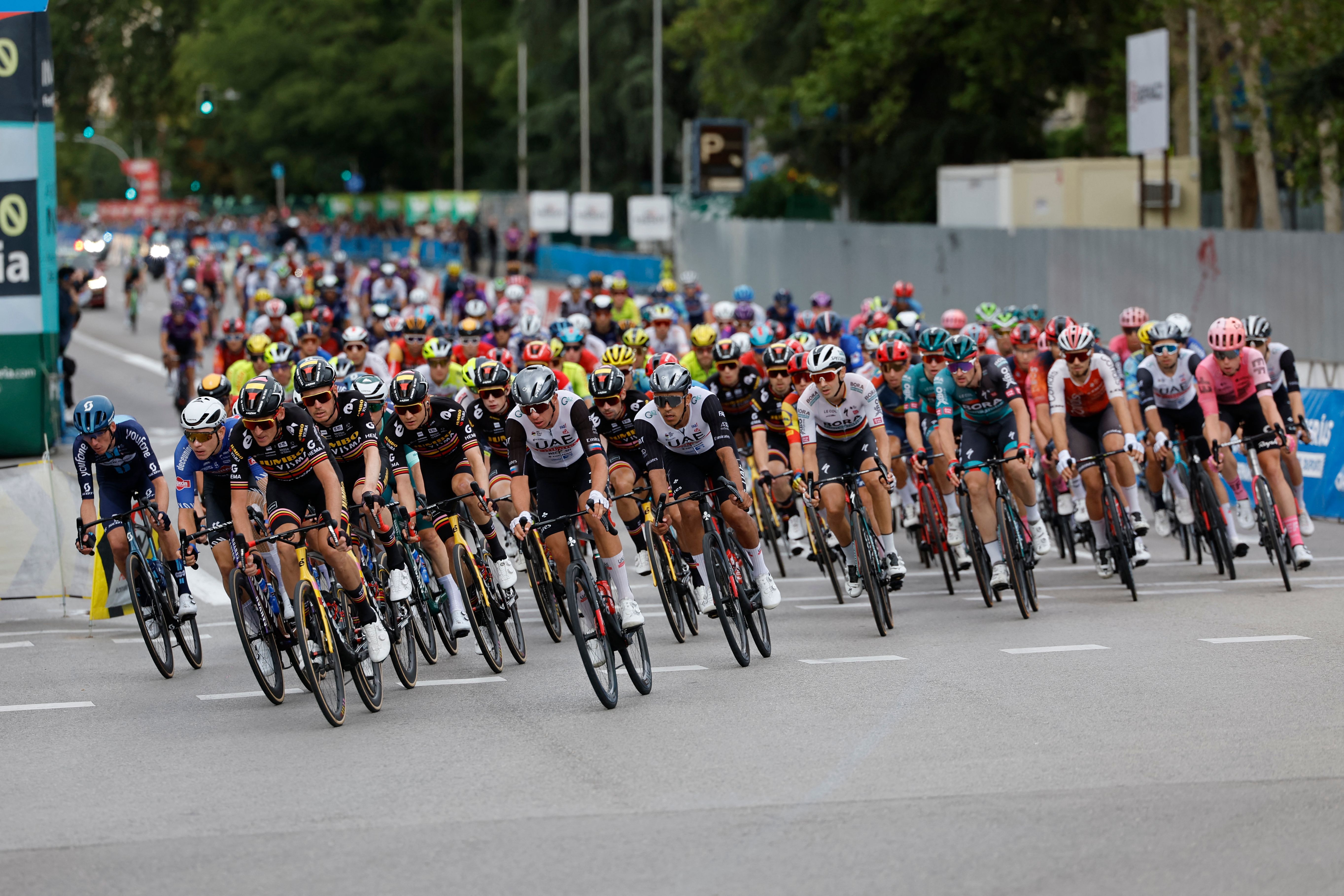 2023 Vuelta a Espana peloton on stage 21