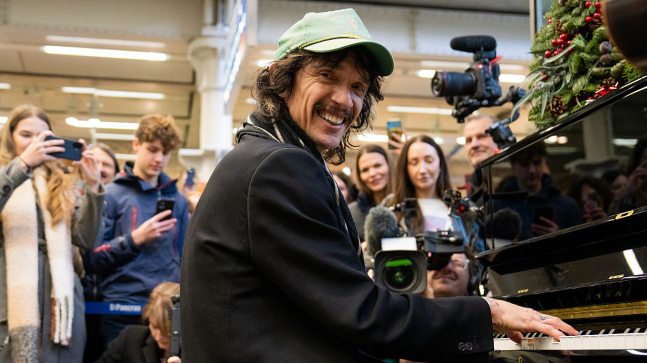 Watch The Darkness treat commuters at London St Pancras station to a surprise live performance