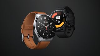 Två stycken Xiaomi Watch S1 med ett brunt och ett svart läderarmband visas upp mot en svart bakgrund.