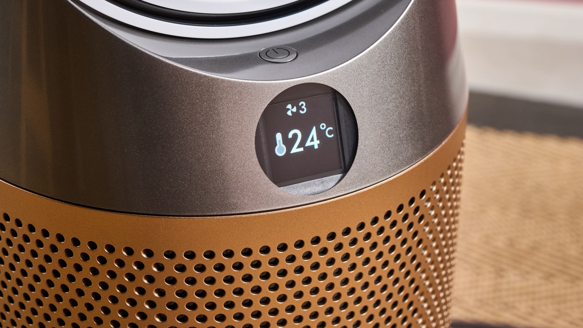 The circular screen on the front of the TP09 shows the ambient temperature.