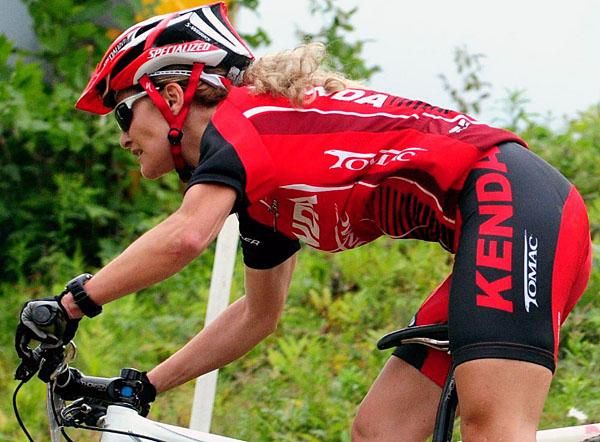 Zephanie Blasi (Kenda-Tomac-Hayes) descending.