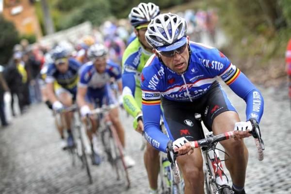 Stijn Devolder (Quick Step) pushes the pace on the cobbles.