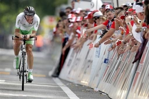 Matteo Carrara (Unibet.com) receives encouragement from the fans.
