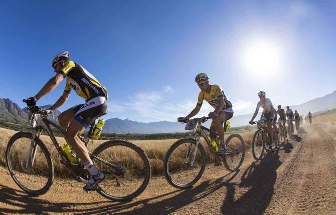The race leaders Karl Platt and Urs Huber sit in the lead bunch